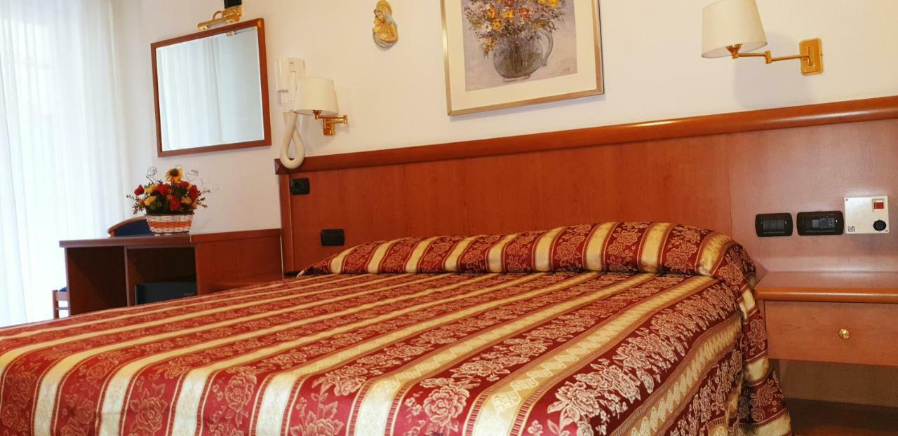 Hotel Ginevra Riccione Dış mekan fotoğraf